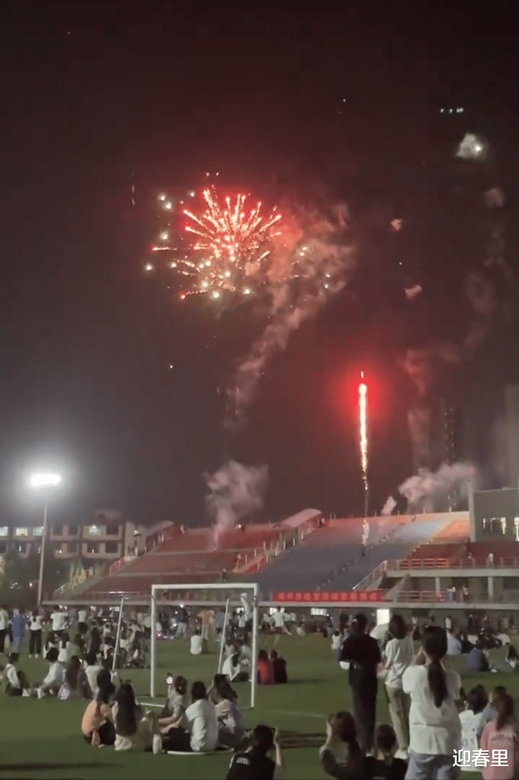 学校夜空的烟花惊艳了整个青春 来自搜狐网