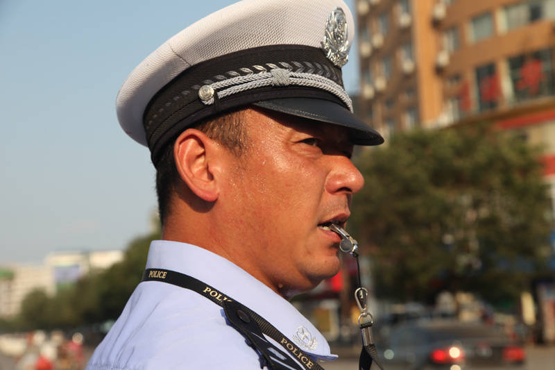 商丘市公安局交警挥汗如雨坚守执勤一线 永不服"暑"不让交通"中暑"