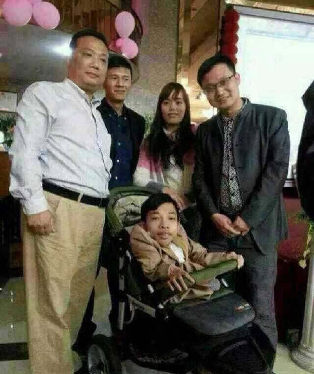 袖珍"瓷娃娃"李创利:坐婴儿车创业,如今身价3亿娶美女秘书