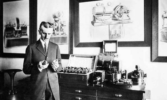 他拥有令人瞩目的两千项发明,其中包括摄影机,电灯等,开创了人类新的