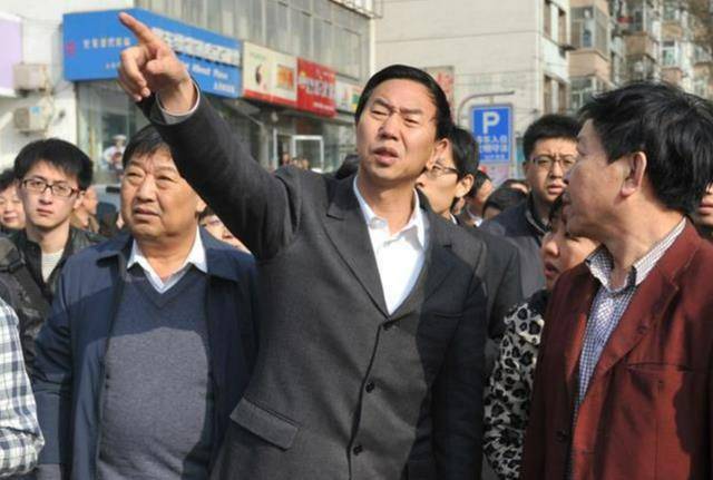 他是大同原市长,花5千万修大院,被骂10年,离任后上万百姓挽留