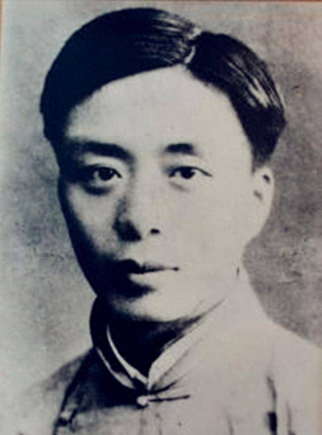 回顾艾青为娶学生抛弃怀孕原配,16年后,他45岁又爱上23岁有夫之妇