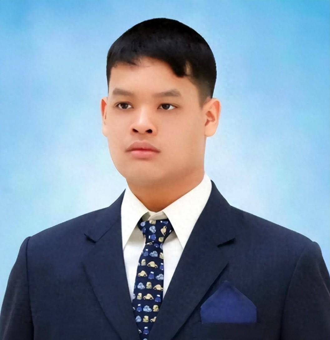 提帮功王子惊喜回归,帅气回眸展王储风范