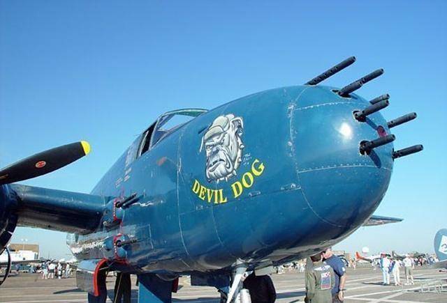 二战时美国魔改很疯狂,b25变身b25j,机枪机炮坦克炮全都有_轰炸机