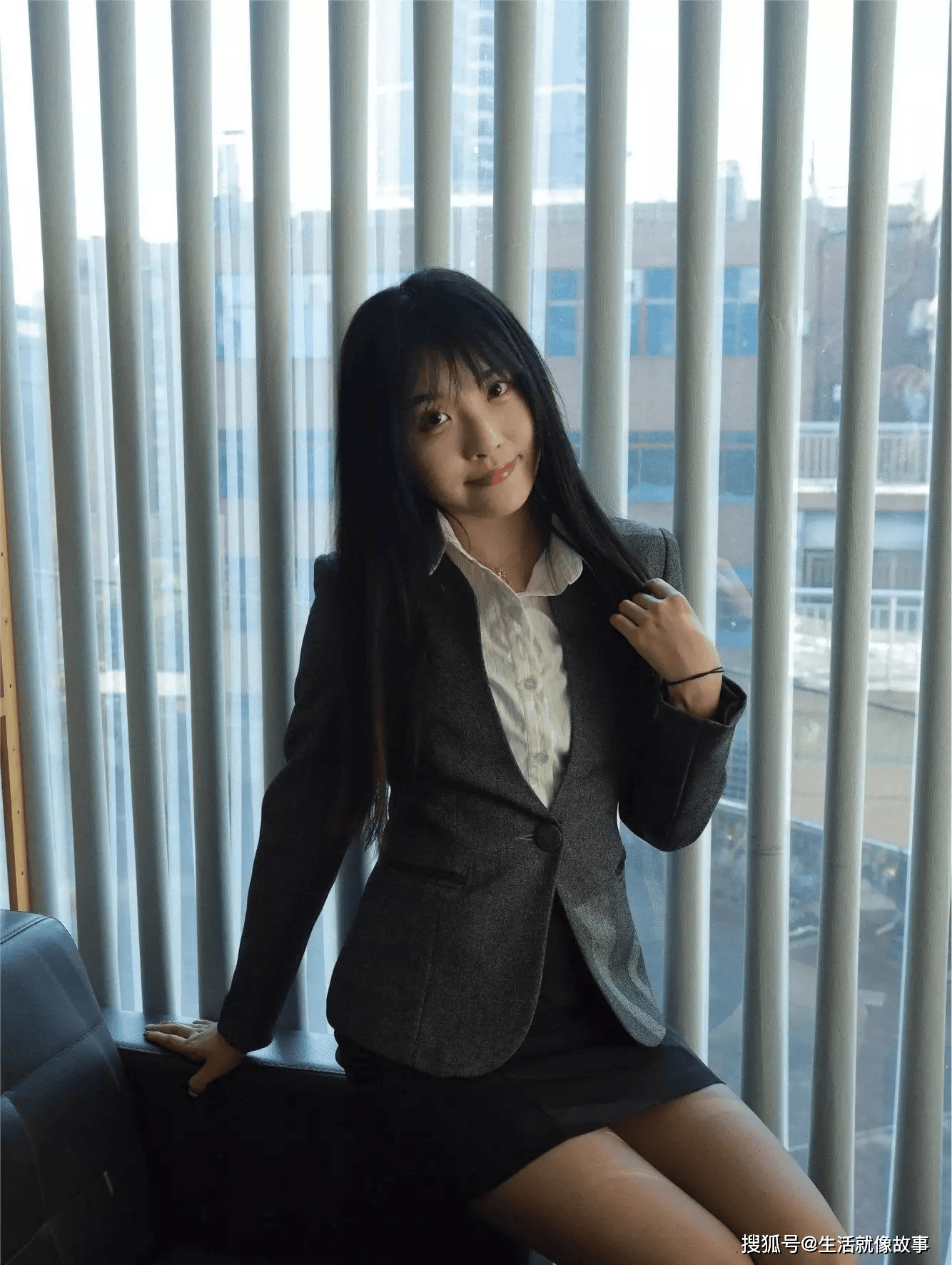 白色衬衫遇上灰色西装,演绎高雅不凡的时尚碰撞!