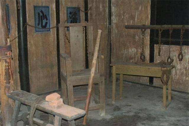 于是天还没亮,盛国玉就遭受了酷刑,电刑折磨得她甚至都想过咬舌自尽算