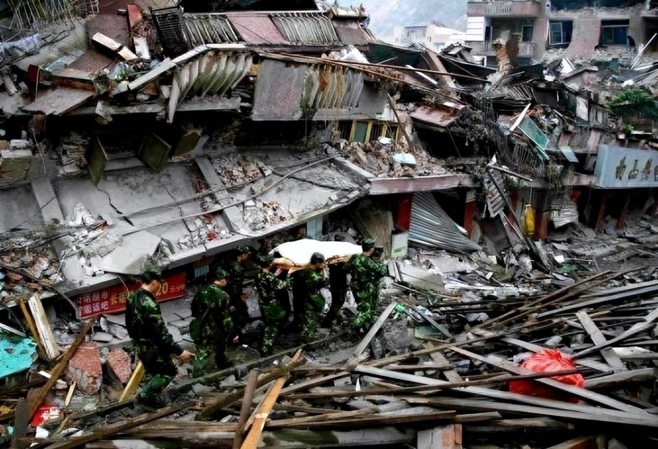 地震来不及穿衣服图片