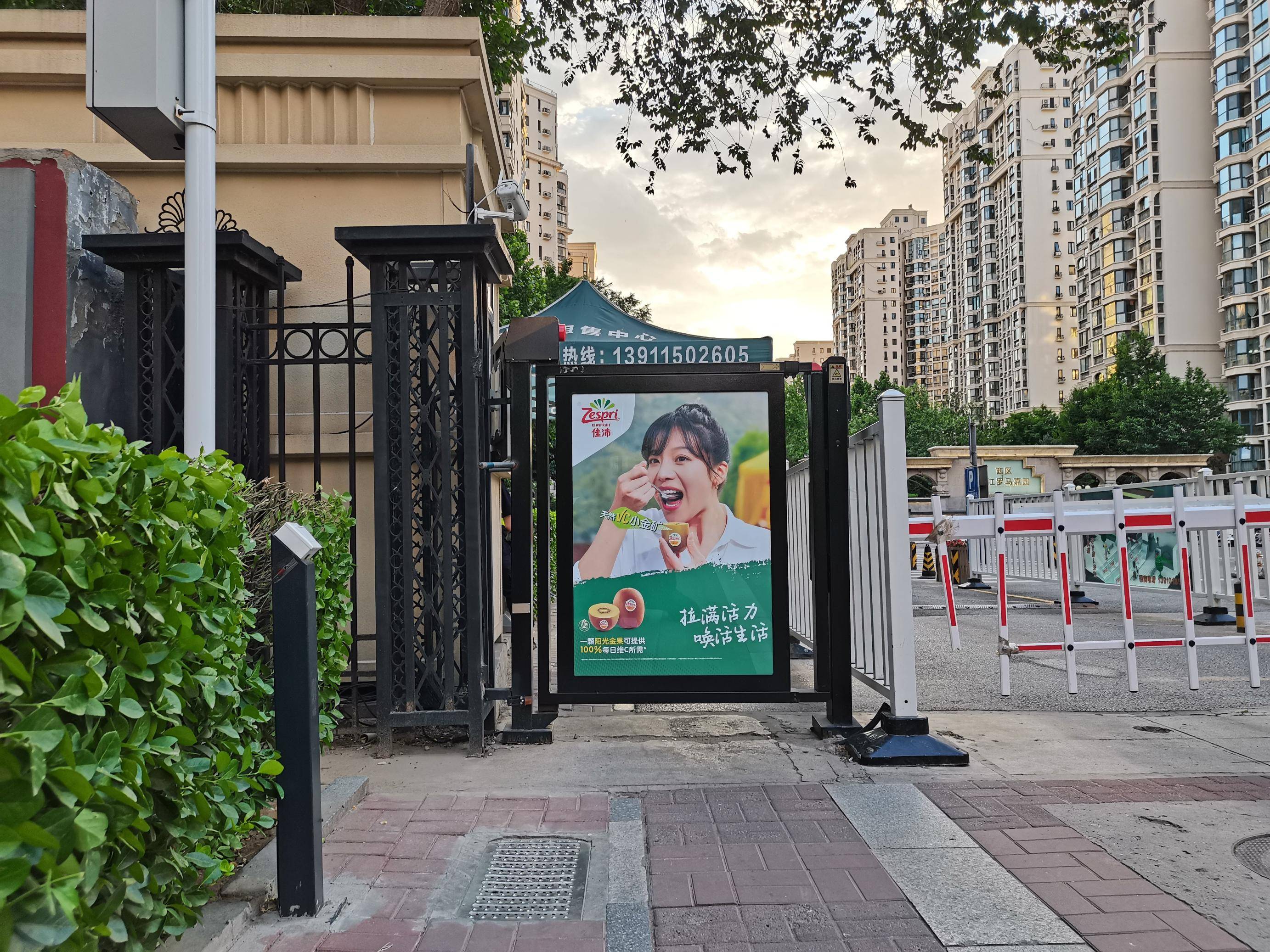 社区门禁安装于进出小区出入口必经通道,画面位于受众视线正前方,强制