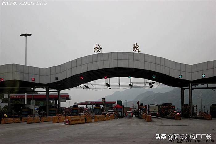 客车经黔渝两省交界处松坎收费站进入贵州境内,驶上了贵遵高速(g75