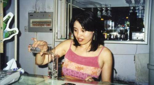 而他的妻子,也并不是常人,是被称为"最美的诗人"的翟永明,她的诗歌