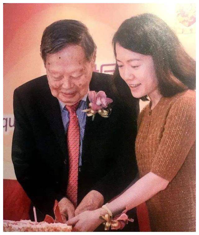 被恶意诋毁,丑闻缠身,杨振宁的评价为何如此负面?