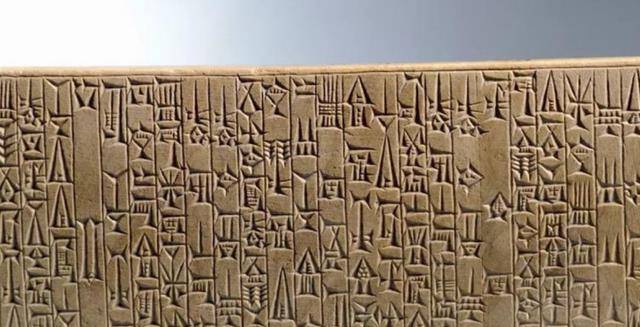 汉谟拉比法典:在法学史上占据重要地位,并对后世影响深远的法典