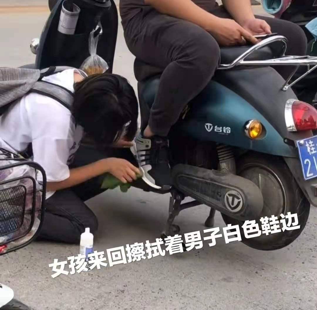 跪地擦鞋图片