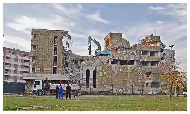 1999年美国轰炸中国大使馆,当时为何不反击?现在才知当年的心酸