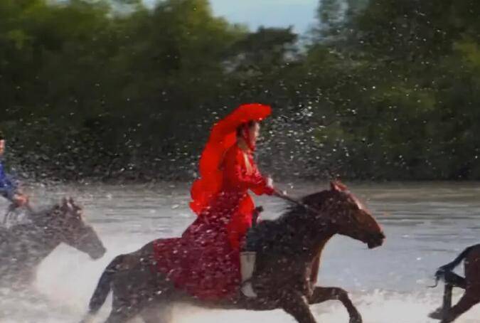 现场!新疆"网红"副局长贺娇龙拍视频发生意外:人落马摔进河里