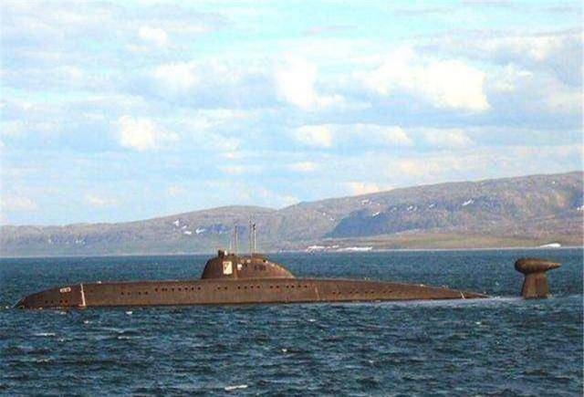 俄核潜艇上浮,撞向美军航母,双方均受重创,美吓出一身冷汗_俄罗斯
