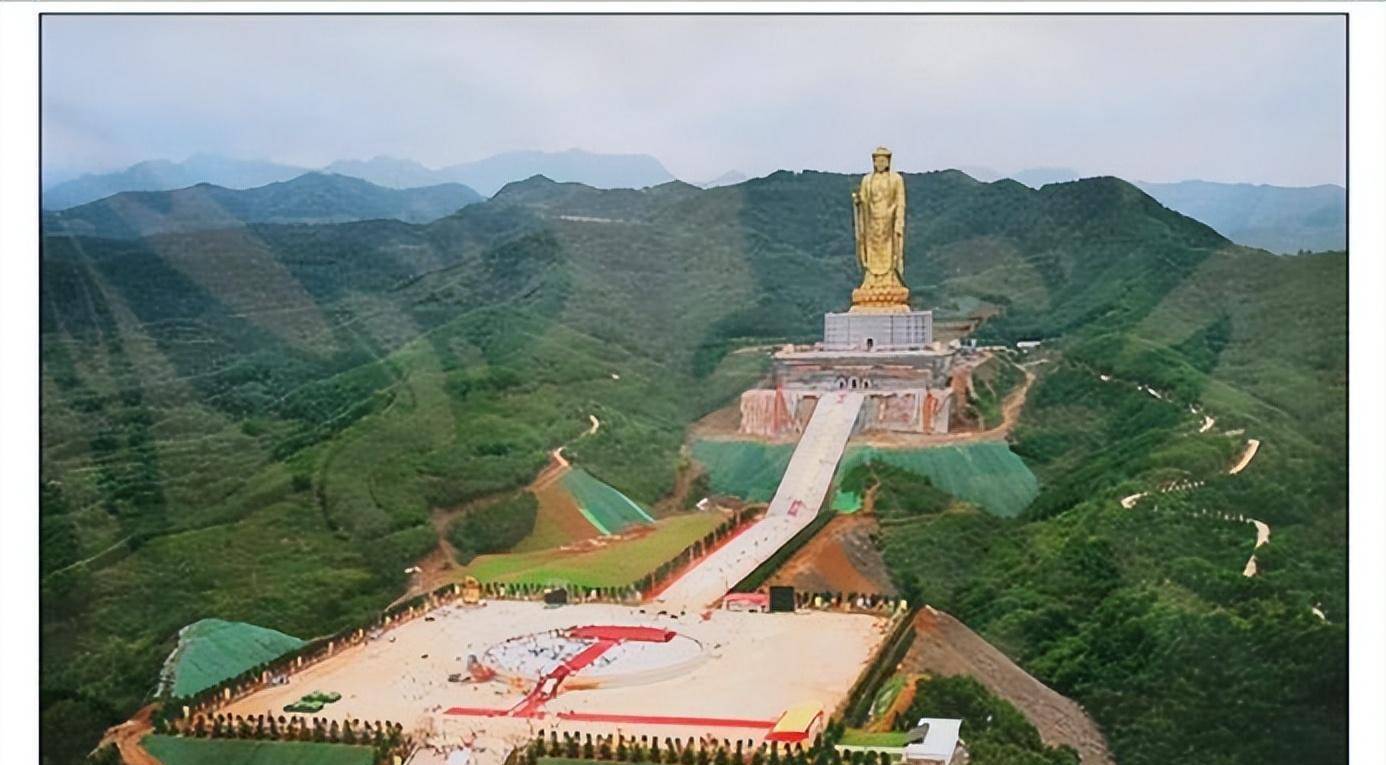 而中原大佛就位于尧山脚下的佛泉寺.