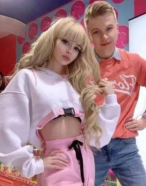 她拥有天使面孔魔鬼身材,被称为"活人芭比",却一生被掌控