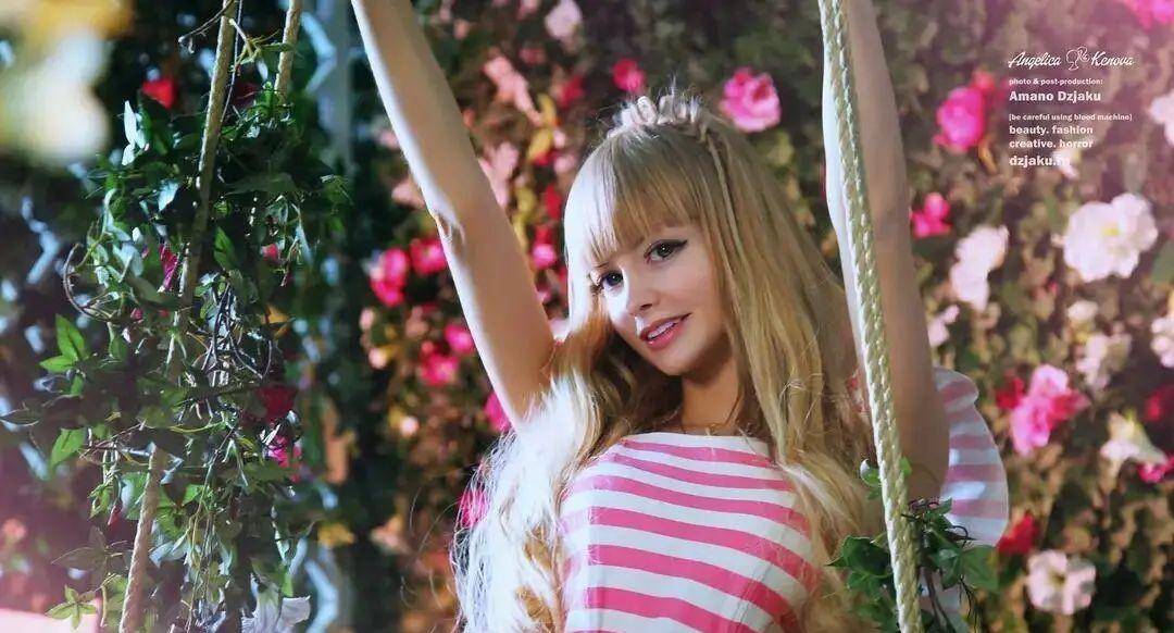 她拥有天使面孔魔鬼身材,被称为"活人芭比",却一生被掌控