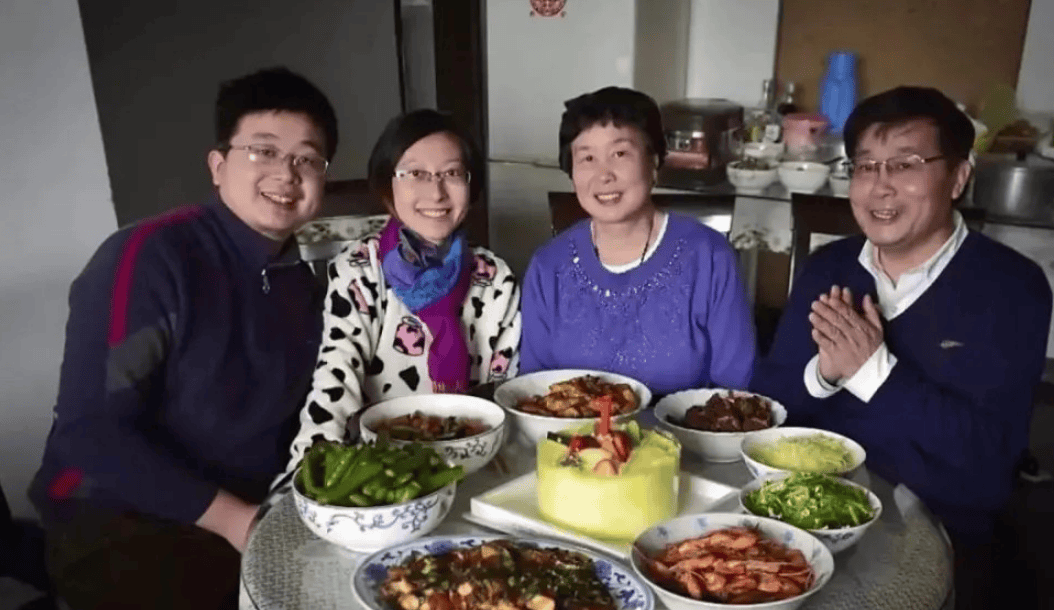 小笼包身体仍较为虚弱,不能离开保育箱,只能透过玻璃罩唱儿歌,小家伙