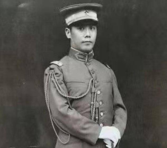 袁世凯的大儿子袁克定鞍前马后地操办着父亲的登基大典,他知道,从这