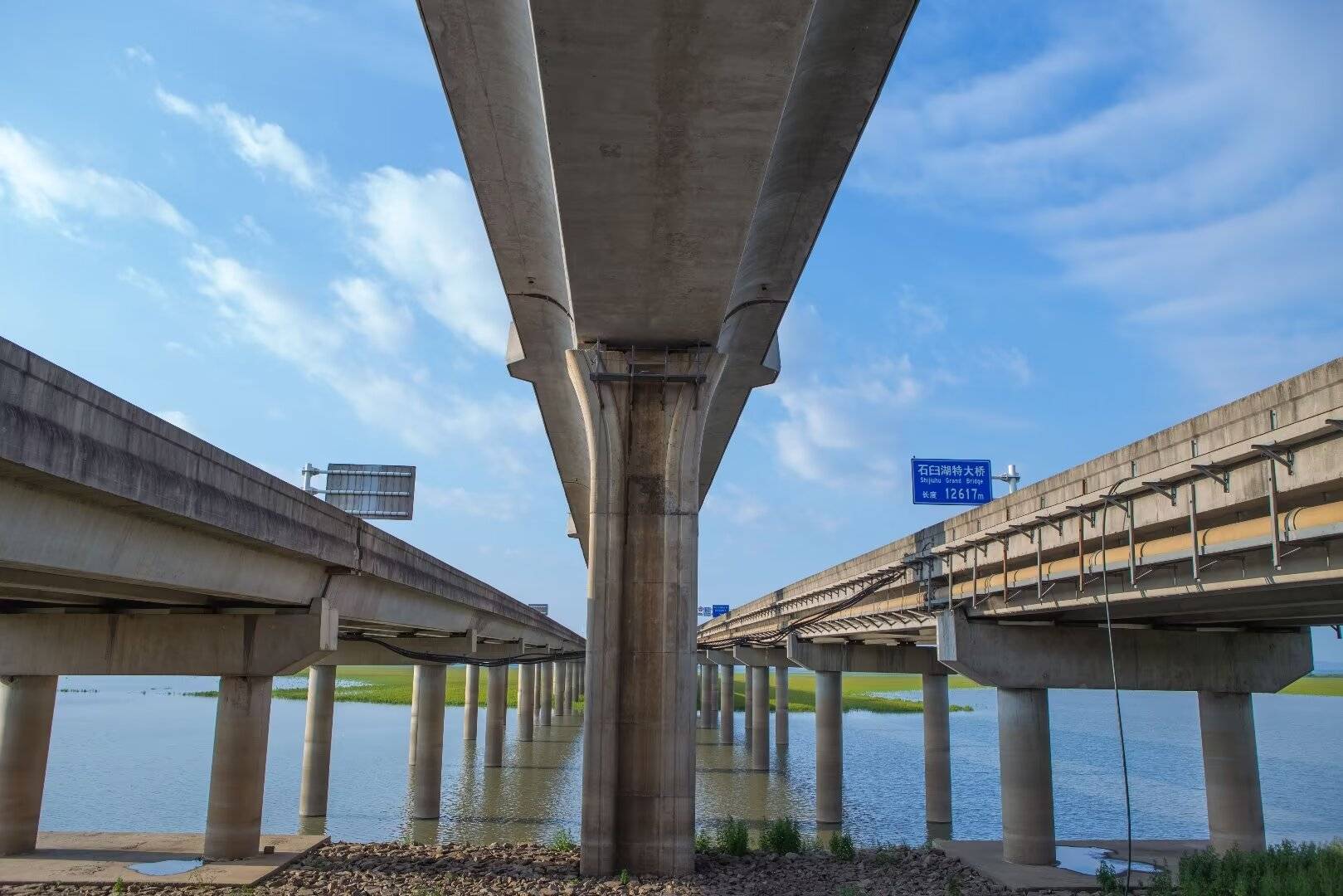 天空之镜石臼湖图片