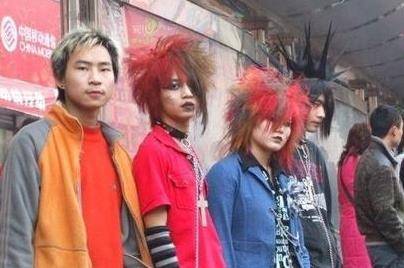 红极一时的"杀马特"第一人罗福兴,15年过去了,现状怎么样了?