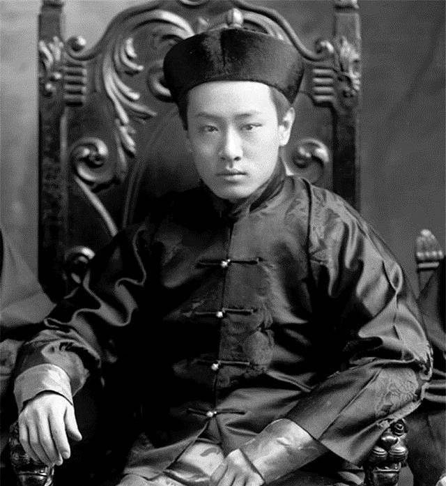 也许并不是真的想要回到清朝,成为一名阿哥,只是现实对他来说