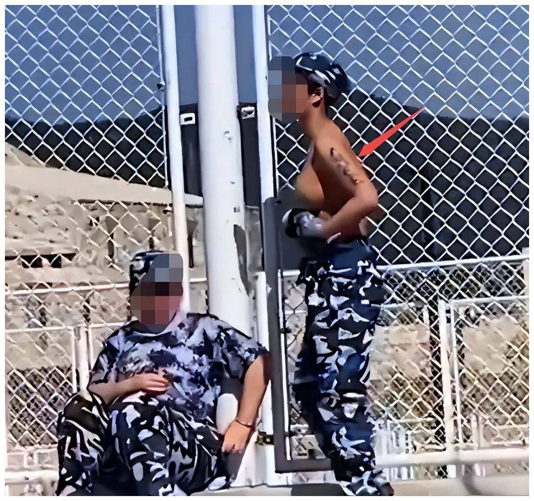 女生军训仅剩内衣,学校回应很搞笑,网友发现亮点:难怪这么坦荡