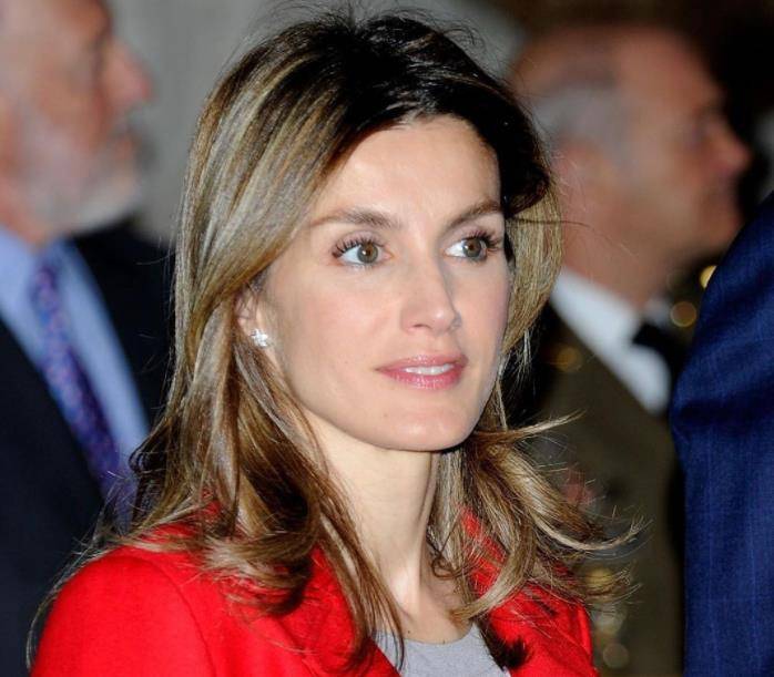 48岁莱蒂齐亚:白发明显也不染,和国王共白头,17年恩爱羡煞旁人