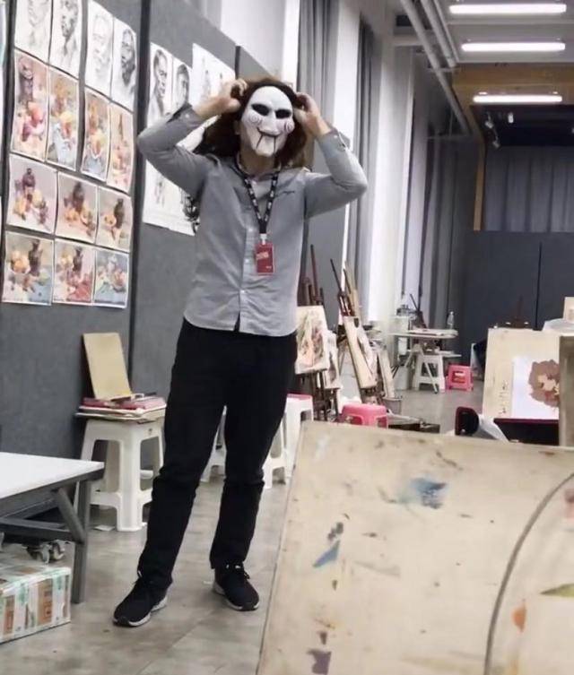 美术生睡懒觉玩出花样,眼皮上画眼睛,再画幅假眼镜,老师看懵了