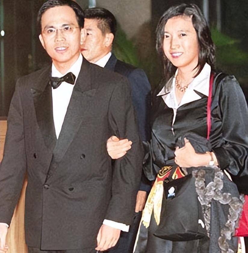 李嘉诚大儿媳:被李泽钜疯狂追求,连生3女,为李家改名后得一子_王富信