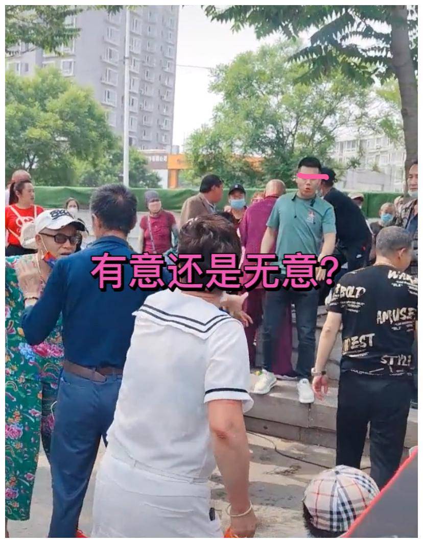看手!沈阳两大妈打架,男子趁机满足自己的欲望,网友:真变态