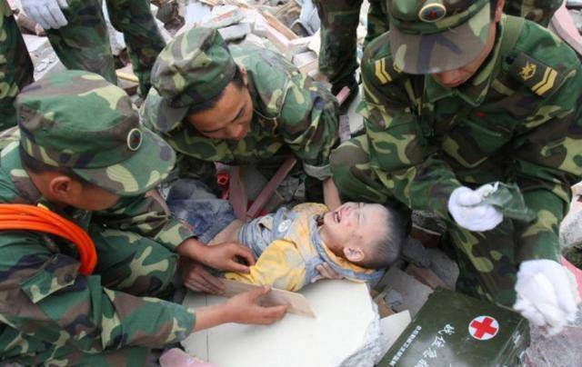 汶川地震蒋雨航,被埋废墟124小时后获救,如今去当消防员拯救他人