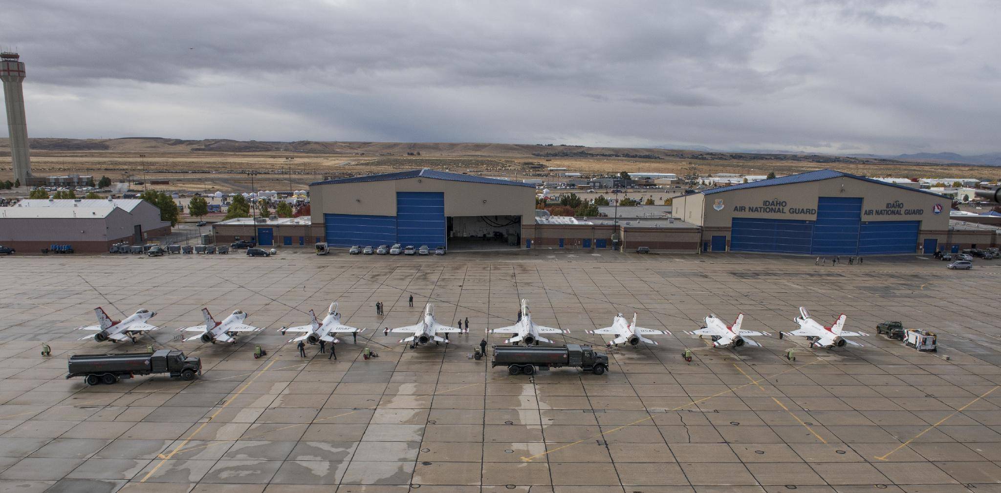 没有作战任务时,战斗机会停在哪里?看完你就知道了_地下_机库_方式