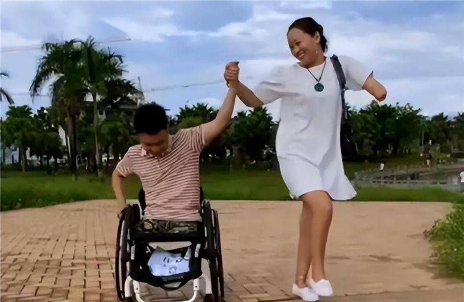 回顾"连体夫妻"爆红后,无腿男抛弃断臂妻子,如今二人生活怎样了