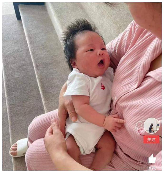 因刘强东走红的蒋娉婷:从国外回重庆生孩子,卖的私人物品辣眼睛