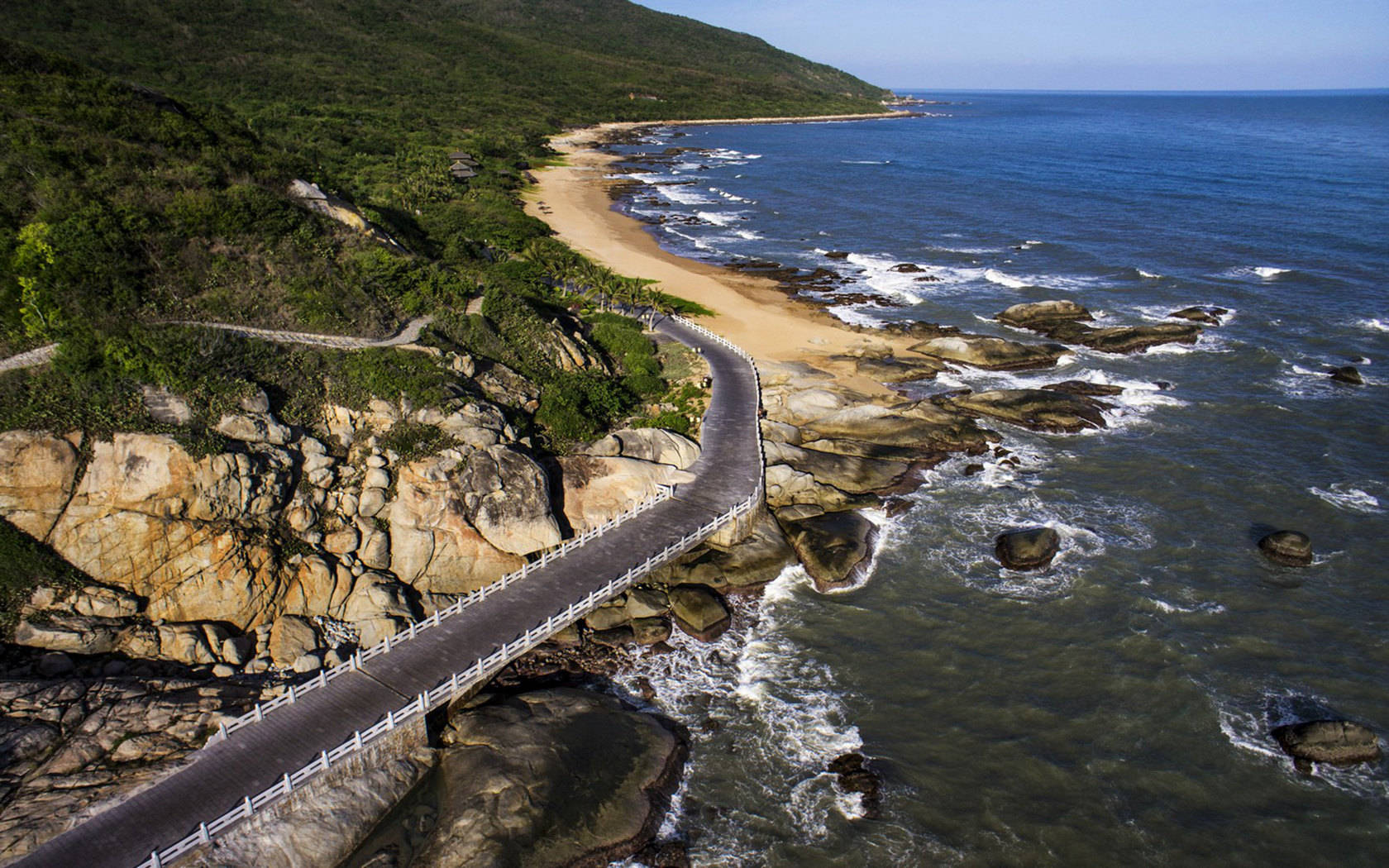 亚龙湾最美公路图片