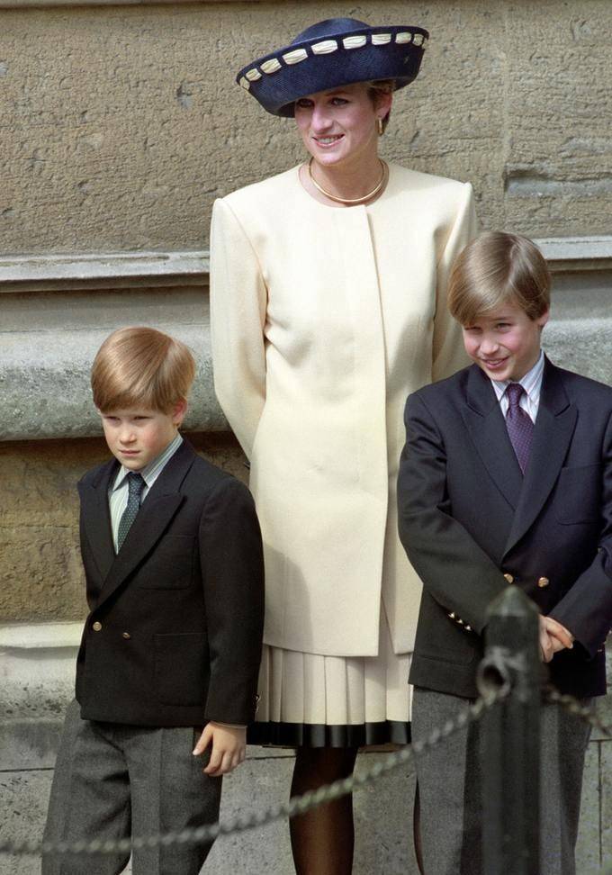 2016年,威廉王子在泰姬陵想起亡母,哭到停不下来,凯特无力安慰