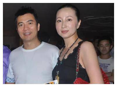 2006年,黄健翔在妻子孙颖手术后不久,就提出了离婚