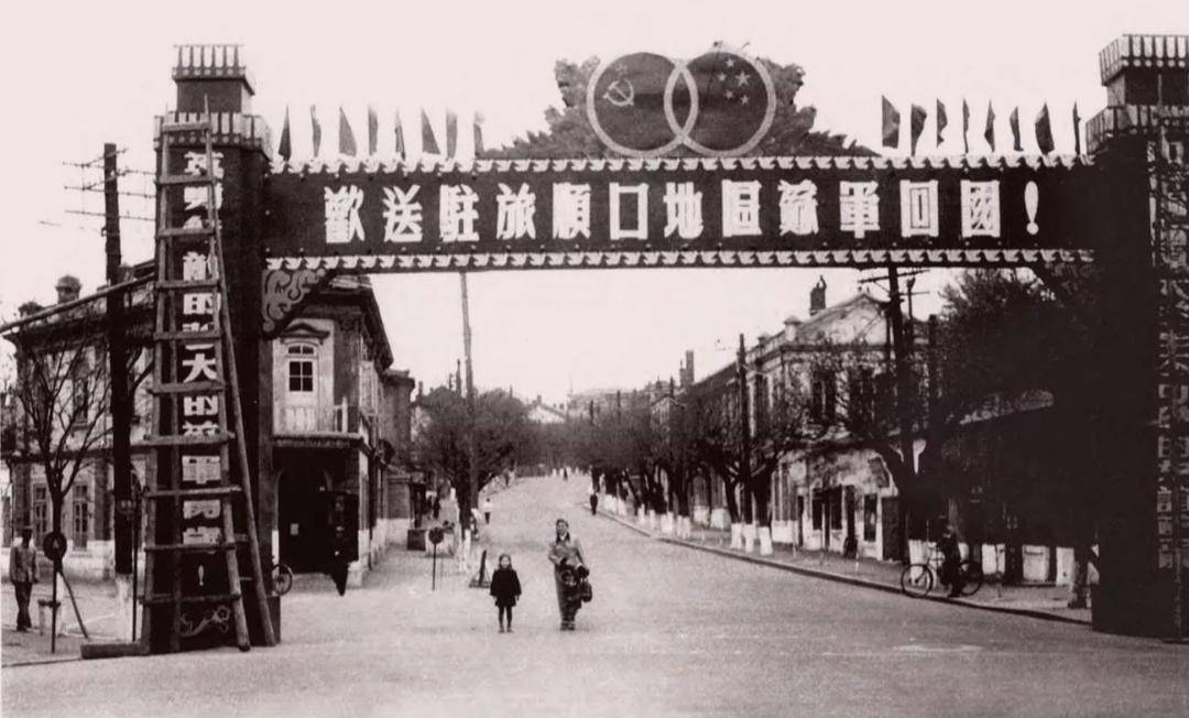 1955年苏军撤离大连,向中国军队移交1198门火炮,329架飞机