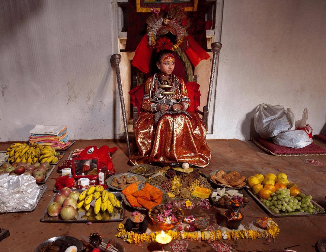 尼泊尔"活女神"不愁嫁?4岁上位,被供奉10年,出门脚不沾地