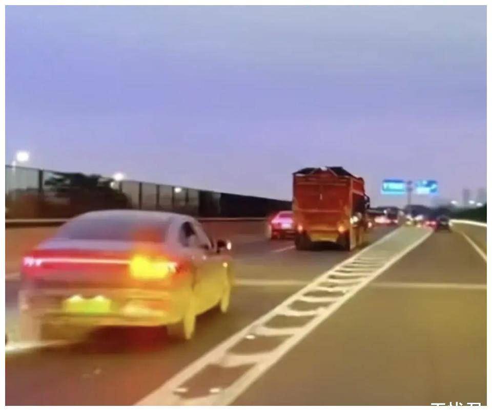 原创            闹大了！摩托车手砸轿车被撞翻后续：车型曝光，司机或涉肇事逃逸-摩托车被砸