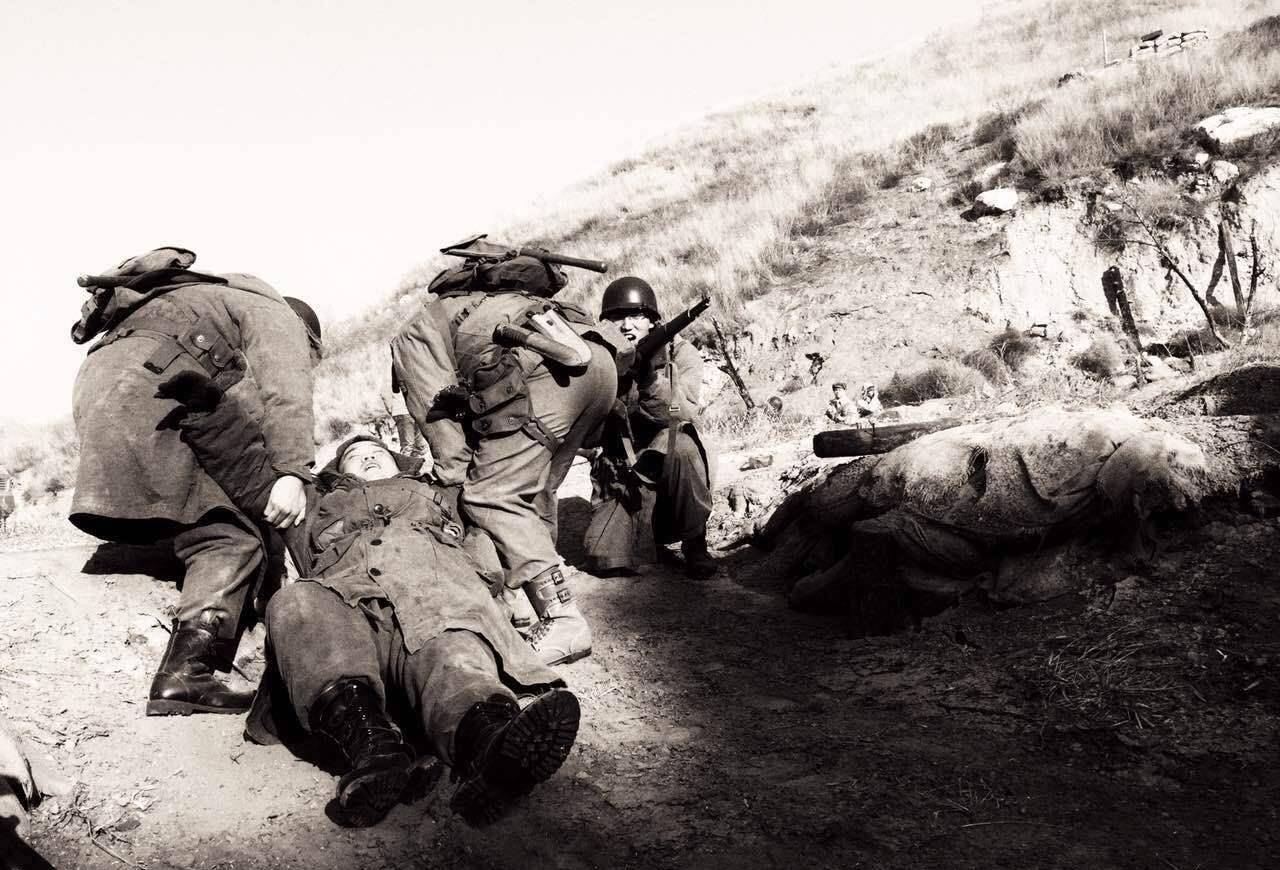 井玉琢,其实井玉琢并没有死,只是滚到了山下,所以战士才没有发现奄奄