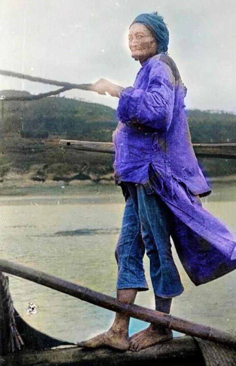 1900年:看重庆涪陵岸边沉船,吃饭的艄公