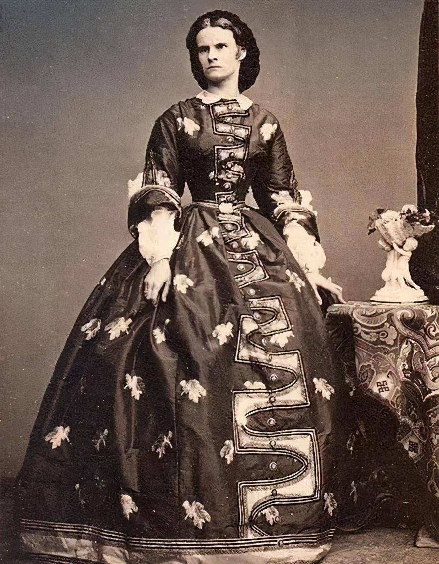 皇后之位被妹妹茜茜取代,爱人因病早逝,海伦公主却活出自我价值