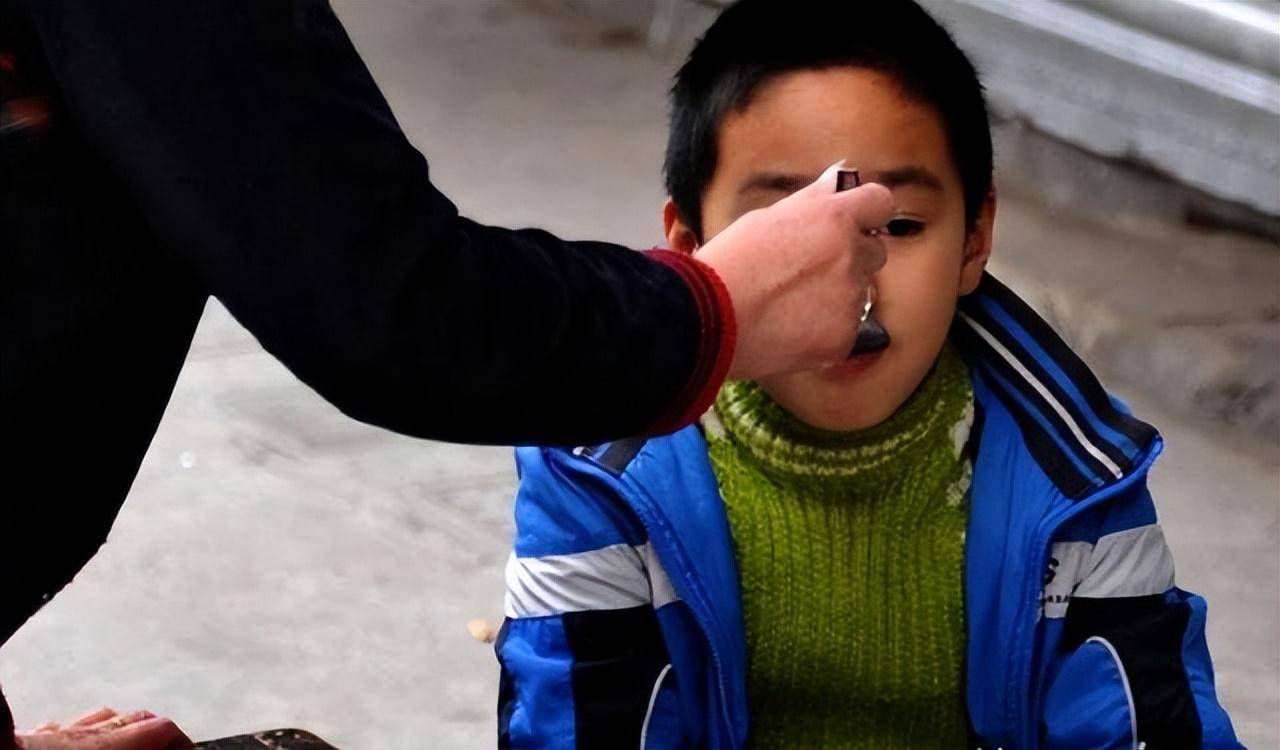 回顾"天下第一懒人"杨锁:8岁还被母亲背着出门,23岁"饿死"在家中