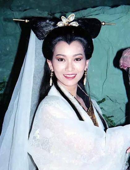 法海在对待白素贞和小青也是不一样的,对小青是毫不留情,直接往死里打