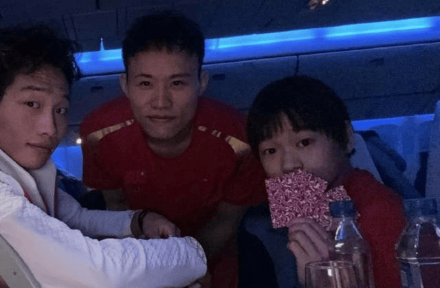 原创            太逗了！全红婵外出喝饮料，网友向陈若琳告状：你徒弟玩嗨了-全红婵被骗去