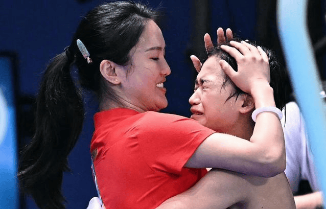 原创            太逗了！全红婵外出喝饮料，网友向陈若琳告状：你徒弟玩嗨了-全红婵被骗去